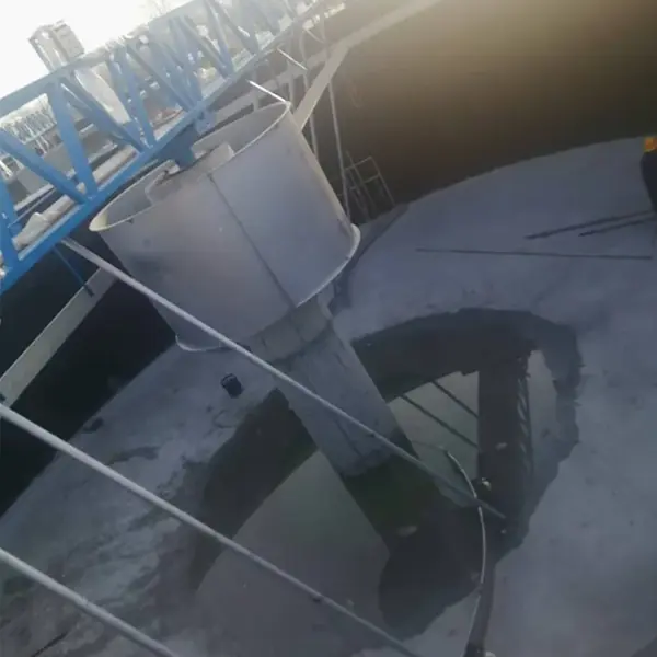 Tangki pemendapan primer pengikis penghantaran di sekeliling