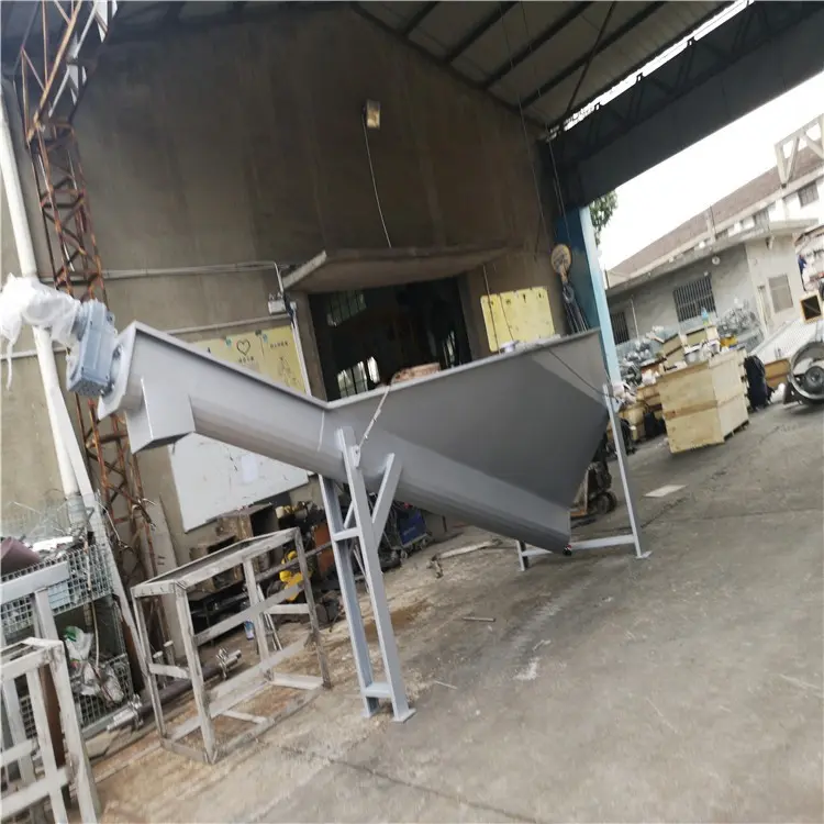 Vibrating sand and water separator