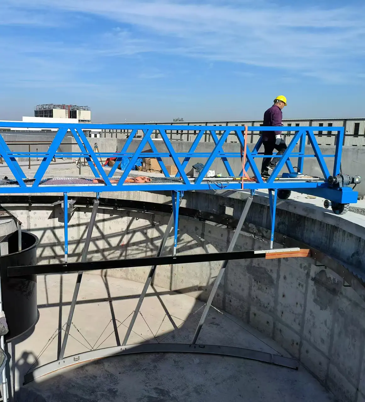 Peripheral half-bridge mud scraper