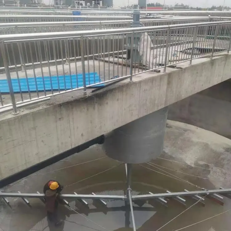 Pengikis lumpur pemacu tengah yang digantung