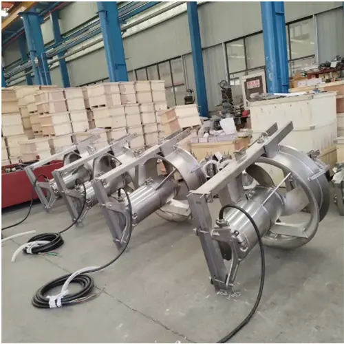 Regulating pool submersible mixer