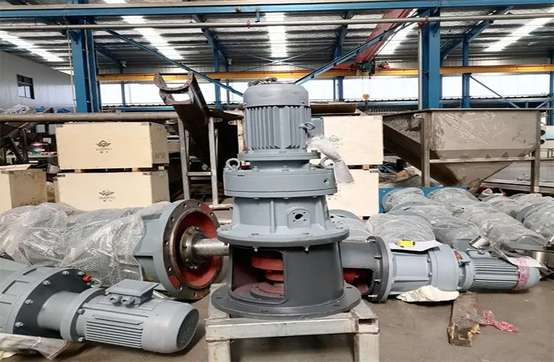 Mr. Wang from the sewage plant carefully selected industrial-grade paddle mixers