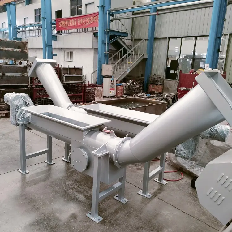 Screw type screen conveyor press