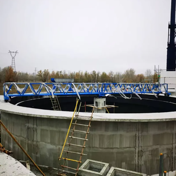 Pengikis tangki pemendapan persisian separuh jambatan