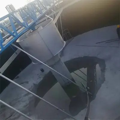 Concentrated tank center transmission scraper