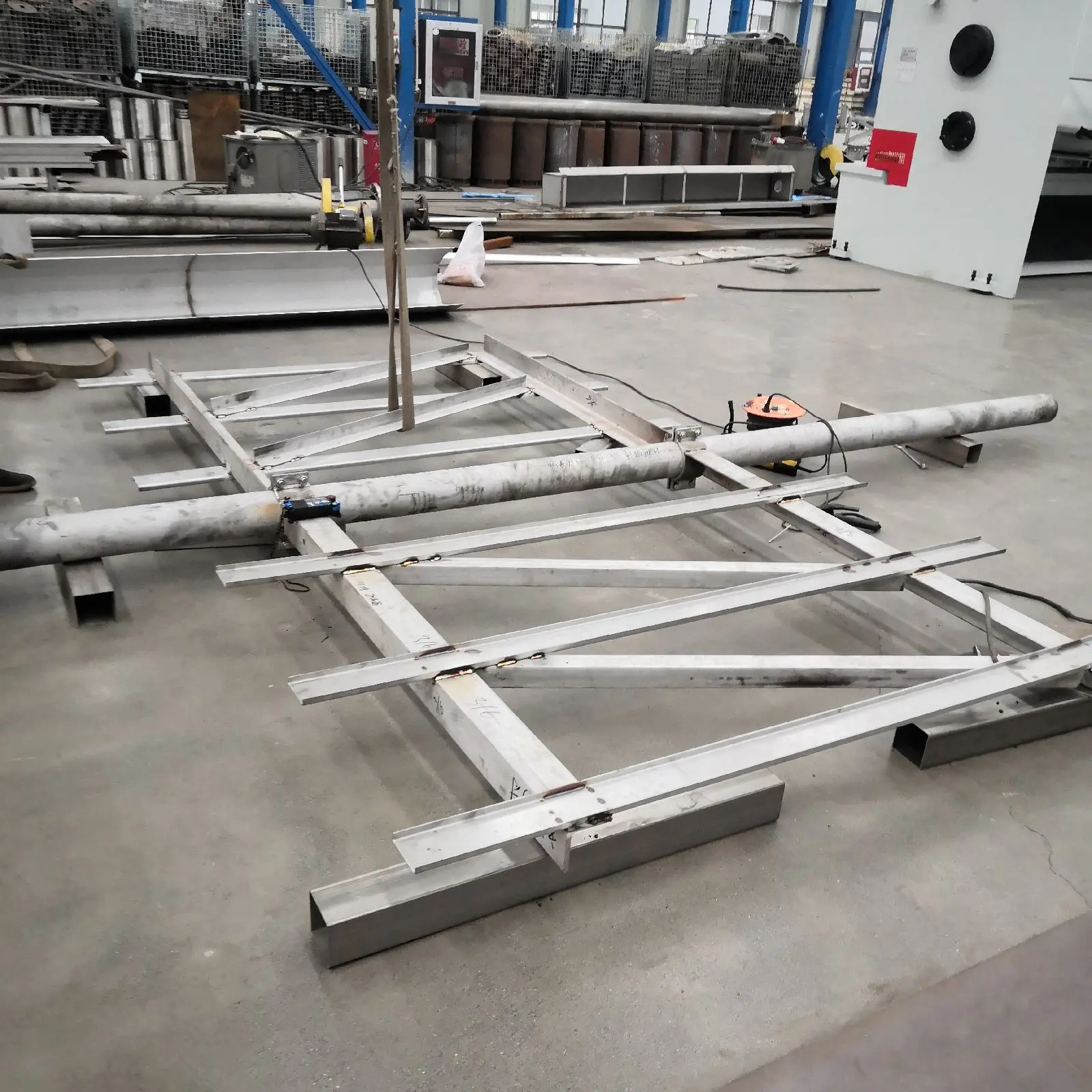 Pengaduk rangka tangki tindak balas